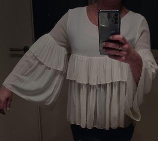 Camicia bianca con balze