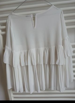 Camicia bianca con balze