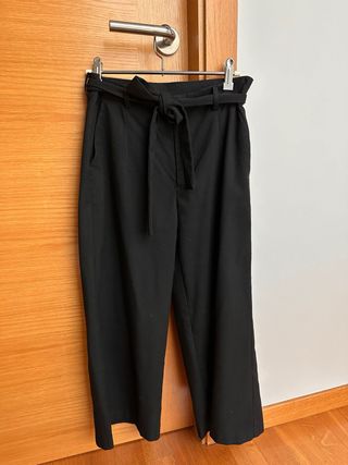 Pantalón traje tobillero. Stradivarius (Talla S)
