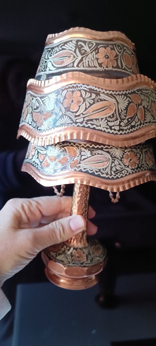 Lámparas de cobre y jarrón turcos