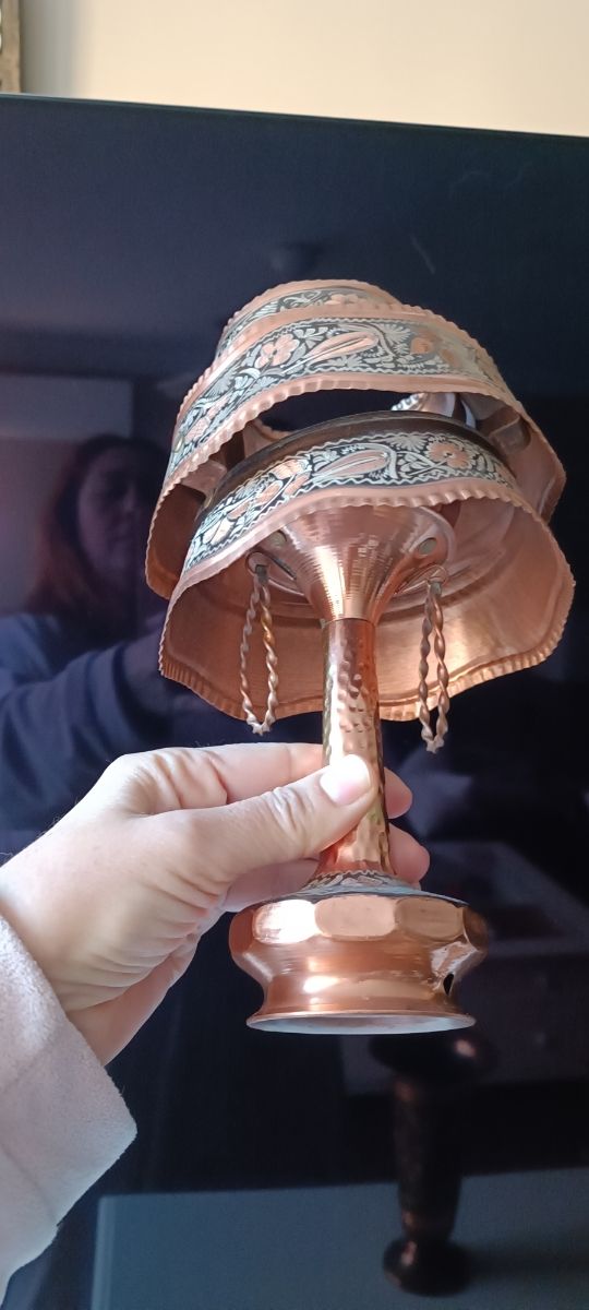 Lámparas de cobre y jarrón turcos