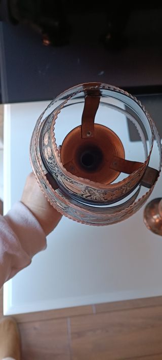 Lámparas de cobre y jarrón turcos