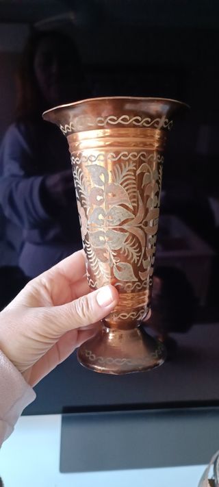 Lámparas de cobre y jarrón turcos