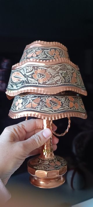 Lámparas de cobre y jarrón turcos