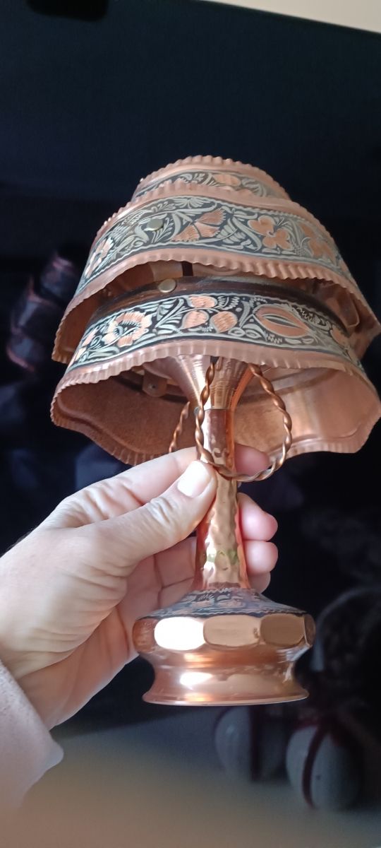 Lámparas de cobre y jarrón turcos