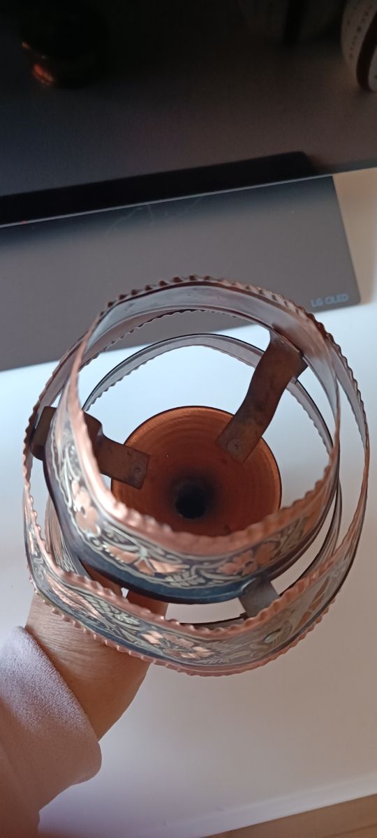 Lámparas de cobre y jarrón turcos