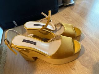 Zapatos Uterque amarillos