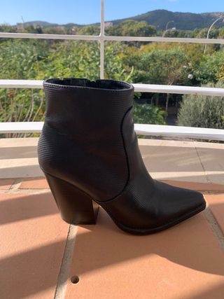 bota con tacon negros de punta