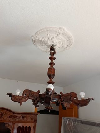 Antigua lámpara de techo en madera