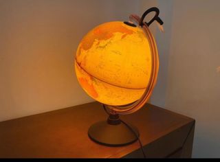 Globo terraqueo con luz.