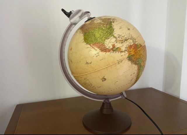 Globo terraqueo con luz.