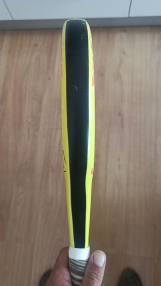 Pala pádel infantil 34 y bandolera Bullpadel