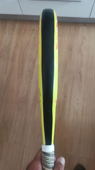 Pala pádel infantil 34 y bandolera Bullpadel