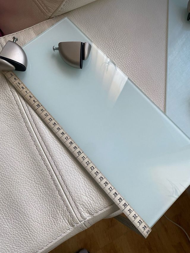 Dos estantes de cristal blanco