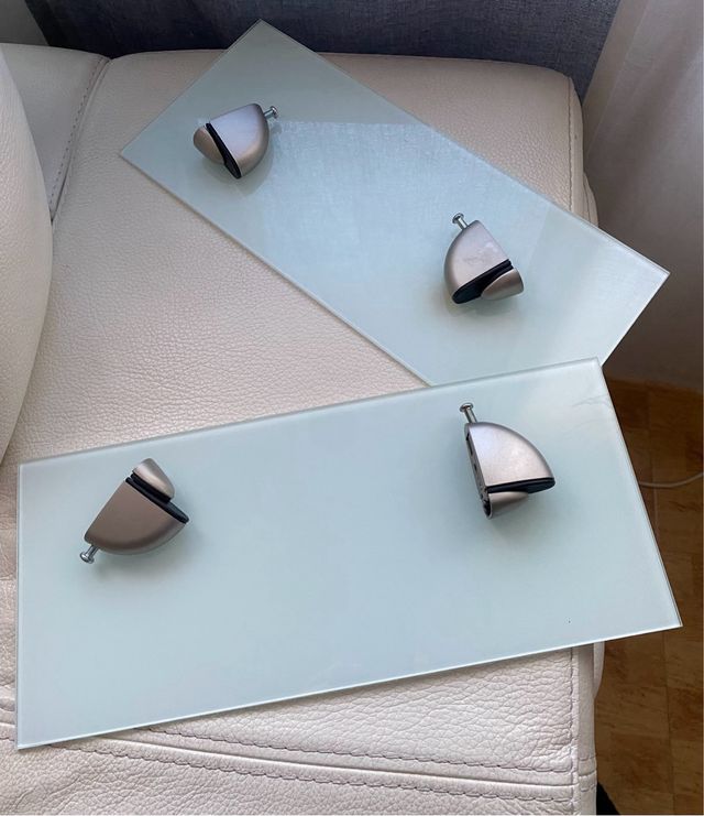 Dos estantes de cristal blanco