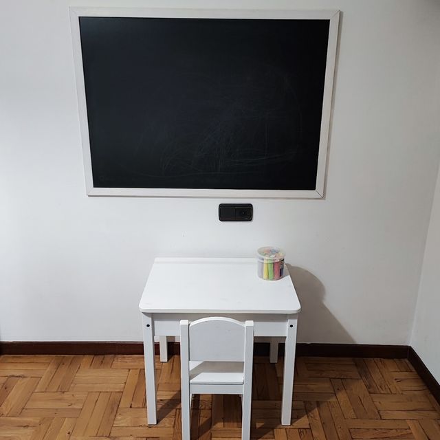 Escritorio infantil Ikea y pizarra
