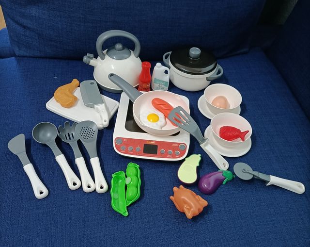 Cocina vitro con menaje de juguete