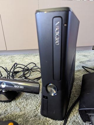 kinect xbox 360 con 2 mandos y juegos