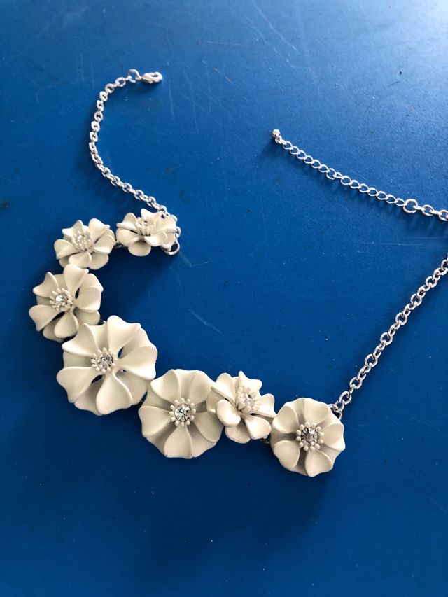 collar flores blancas