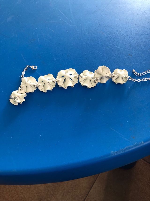 collar flores blancas