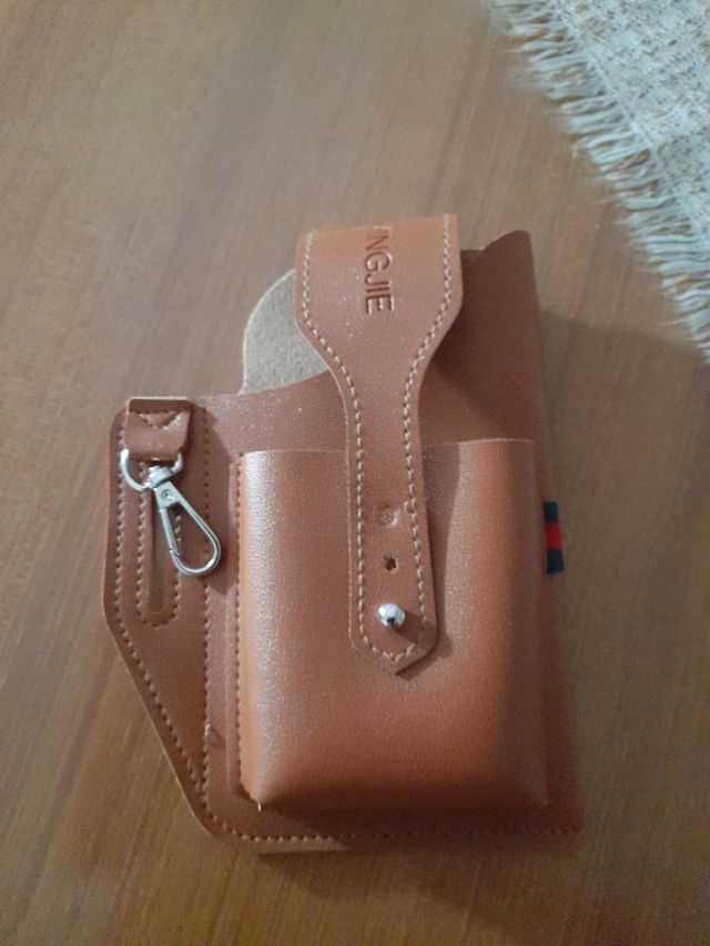 Porta sigarette e telefono