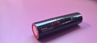 Pintalabios rosa claro larga duración