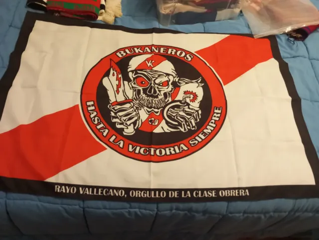 Puas grupos, banderas, bufandas...