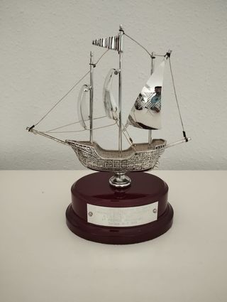 replica de barco en metal