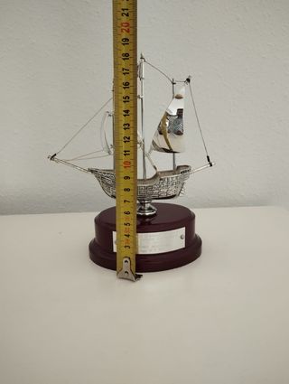 replica de barco en metal