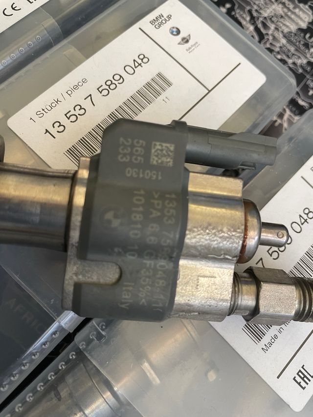 Inyector BMW 118i Ref: 13537589048