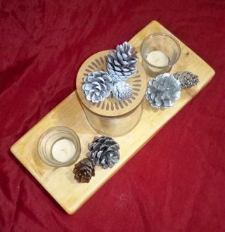 Centrotavola con pigne e base in legno