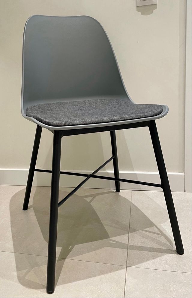 Silla patas metálicas y asiento polipropileno