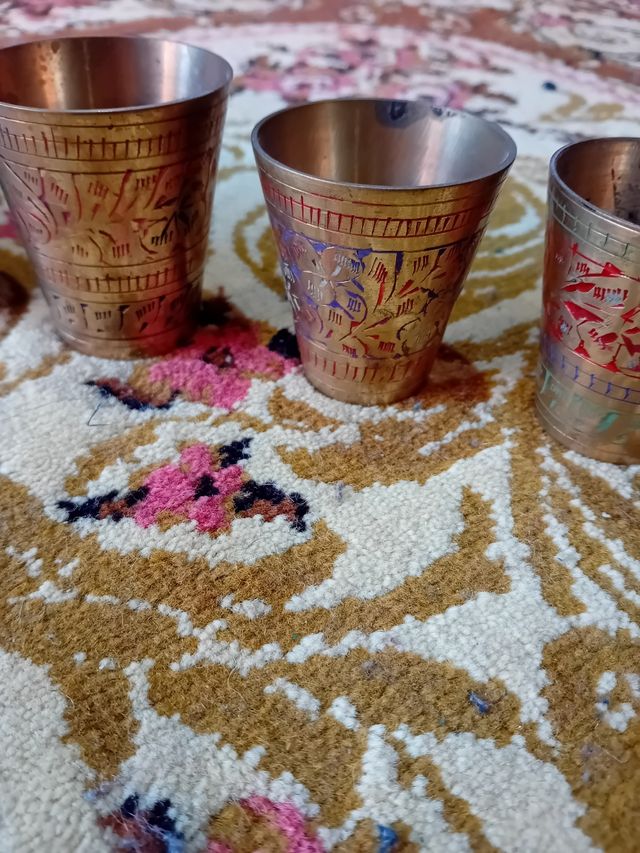 Antiguo juego de vasos metálicos
