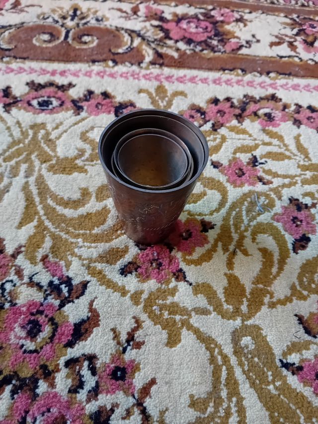 Antiguo juego de vasos metálicos