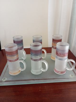 Licorera con seis vasitos y bandeja