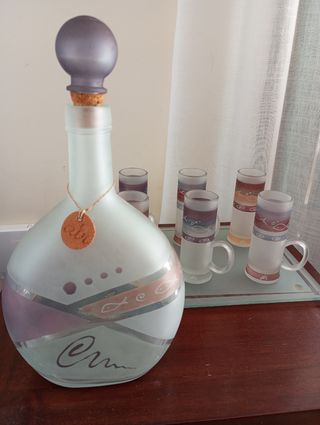 Licorera con seis vasitos y bandeja