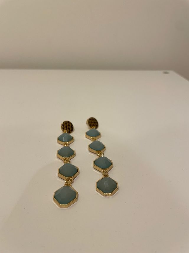 Pendientes dorados con piedra turquesa