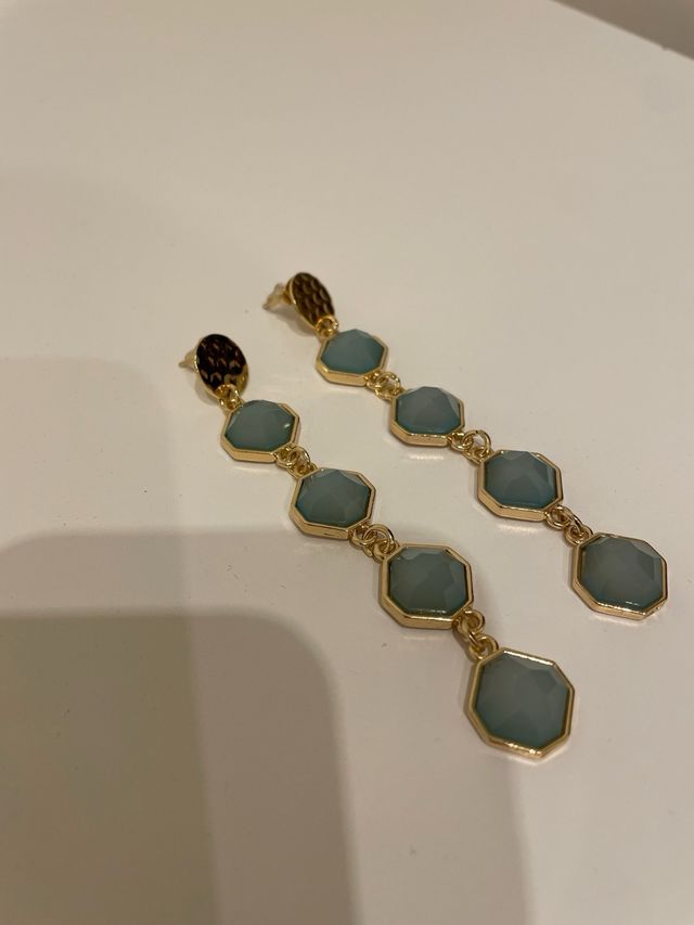 Pendientes dorados con piedra turquesa