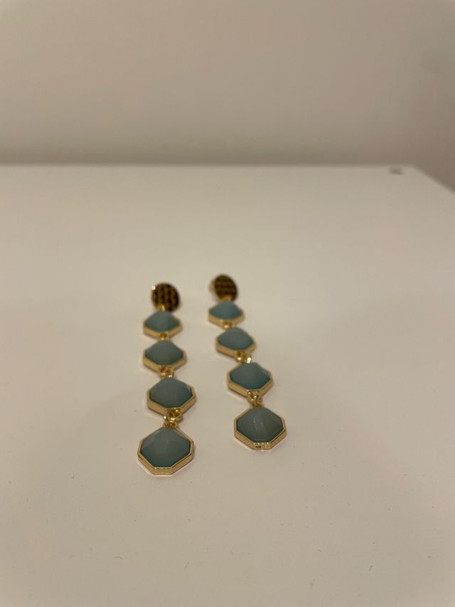 Pendientes dorados con piedra turquesa