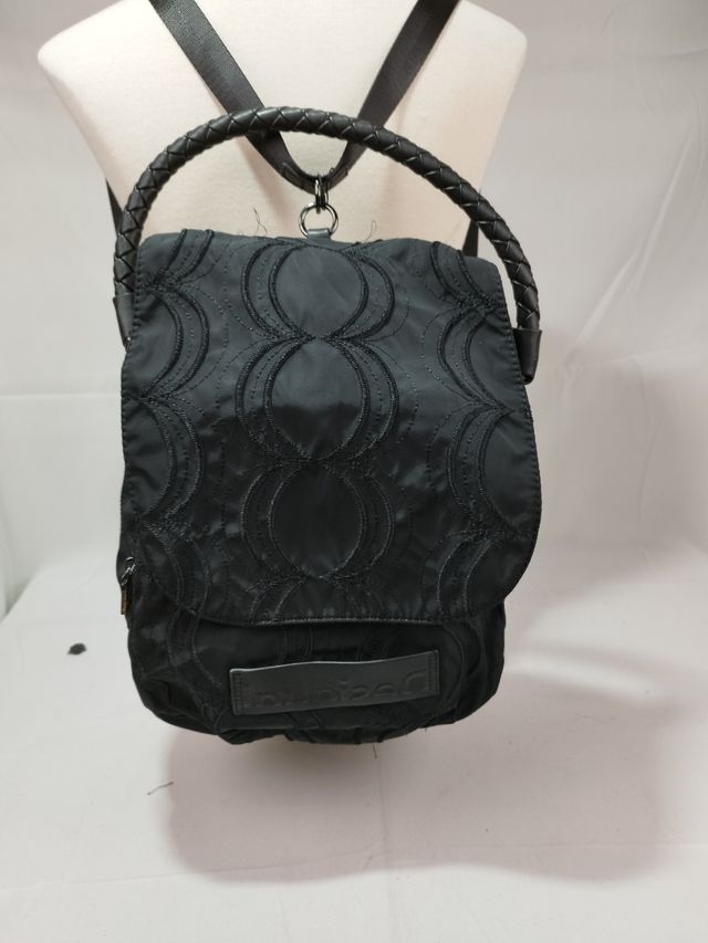 Mochila desigual negra bordado