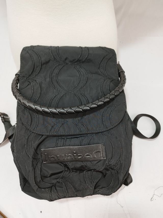 Mochila desigual negra bordado