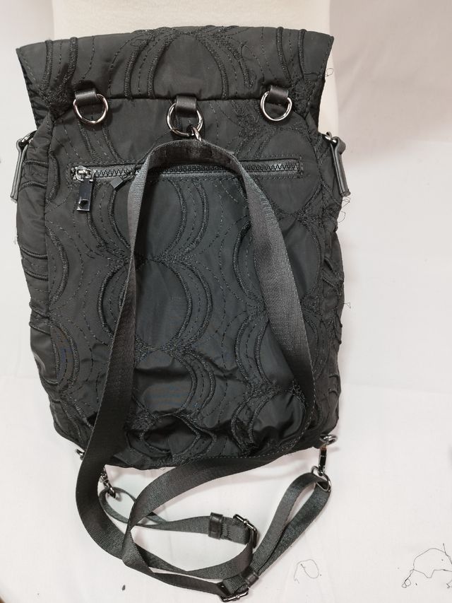 Mochila desigual negra bordado