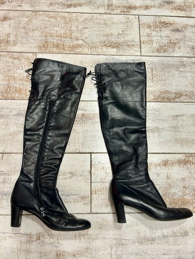 Botas por encima de la rodilla.