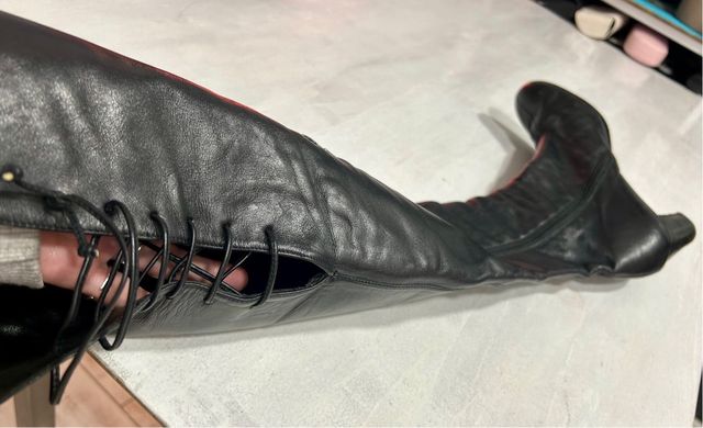 Botas por encima de la rodilla.