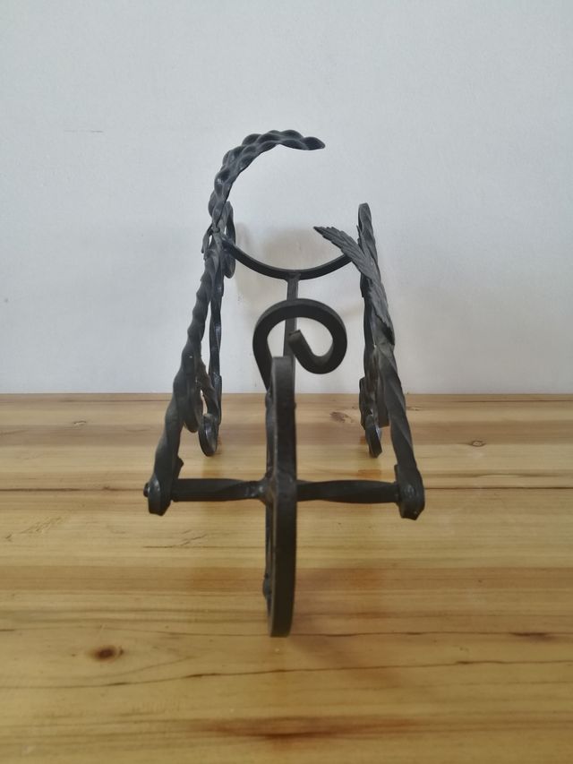 portabottiglia da vino in ferro battuto con foglia