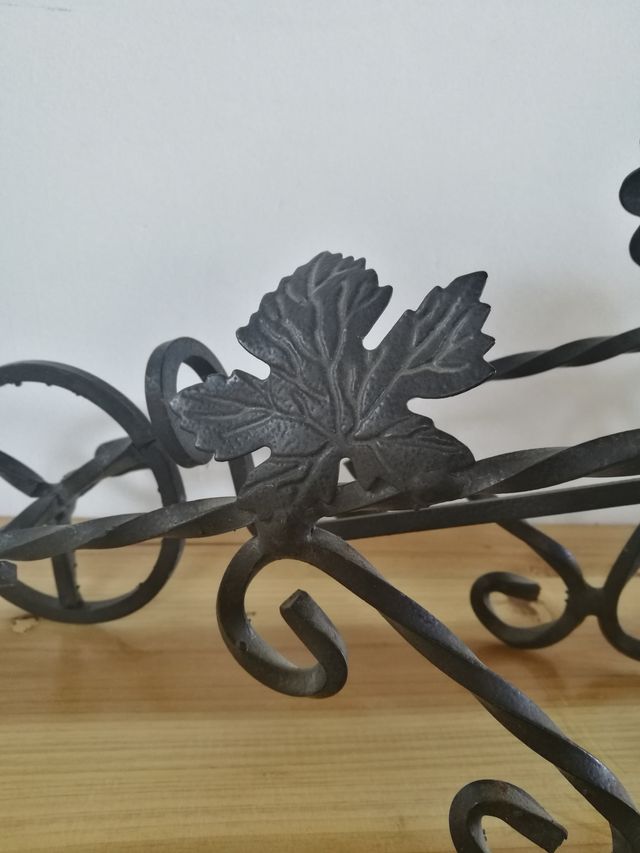 portabottiglia da vino in ferro battuto con foglia