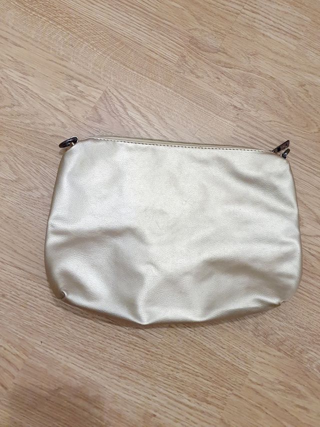 Bolso dorado nuevo