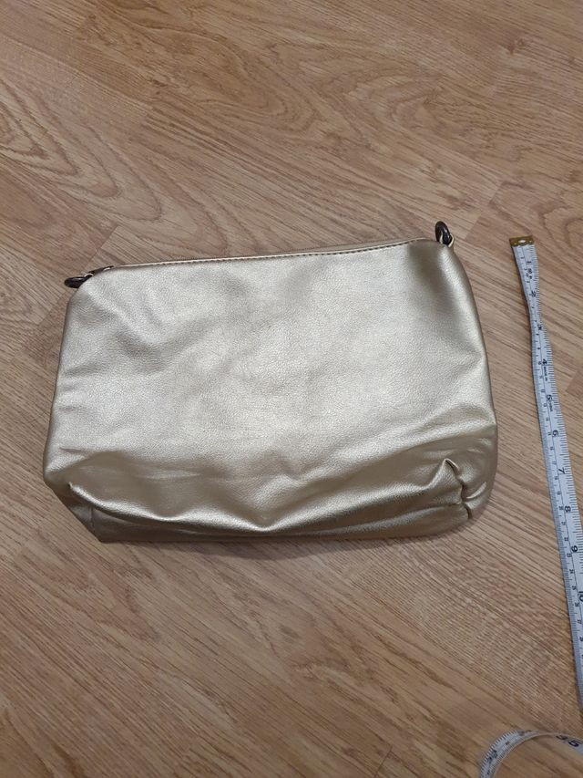 Bolso dorado nuevo