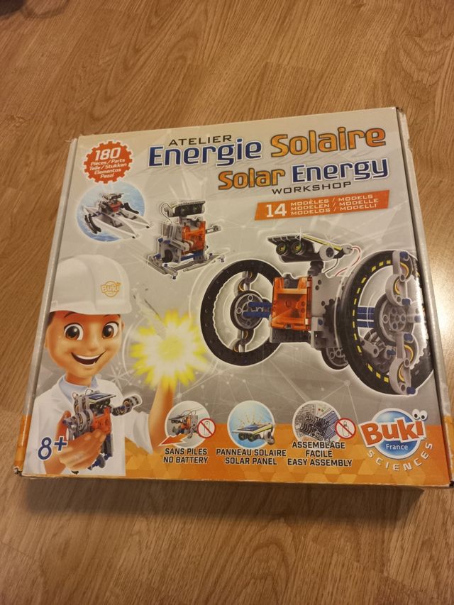 Manualidad construcción con placa solar