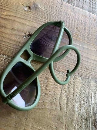 Gafas de sol Al e Ro con montura en goma verde